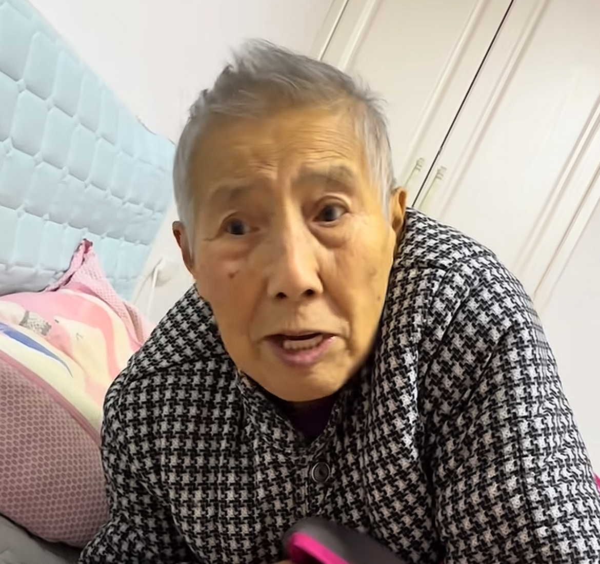 辽宁网红奶奶“曹奶奶爱唠嗑”去世，享寿94岁
患阿尔兹海默症，儿媳妇贴心照顾，和