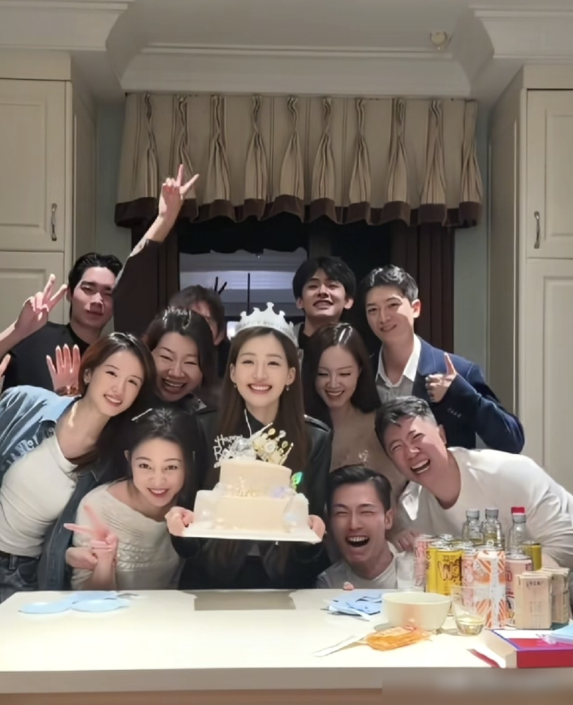 张雅琪居然出现在许文婷生日合照里，脸瘦了一圈，眼神也变了。
《令人心动的offer》那帮人重聚，本来挺温馨，结果她往那一站，评论区直接炸了。8月22号那英演唱会她坐包厢，素颜，全程没跟花少团说一句话，花篮还被扒出来黑红花泥，网友又是一轮嘲讽。再往前，《中餐厅》记错桌号、倒酒太满，她被骂假努力，后来