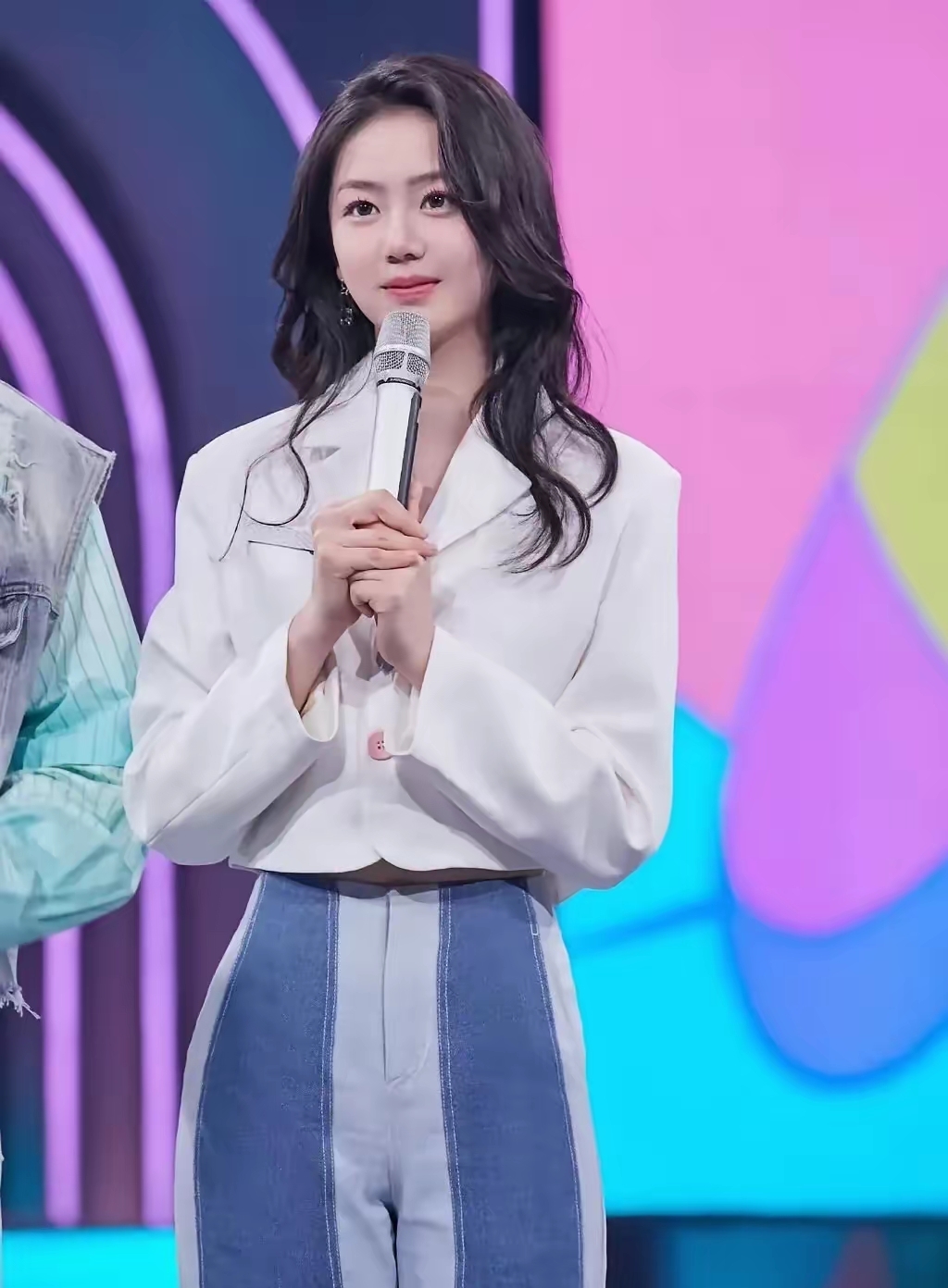 读没读过书，差距真的很大。
冯禧身为中传研究生，从不会刻意掉书袋，修养都藏在一言一行里。
 
主持比赛被问到身高，她巧妙回应：自己身高略高，但心理高度远不及评委老师，既回答问题，又给足对方面子。
给粉丝送礼，她玩空盒惊喜，告诉大家，盒子里比金钱更珍贵的是快乐。
 
她自带分寸感与共情力，懂得看场合说