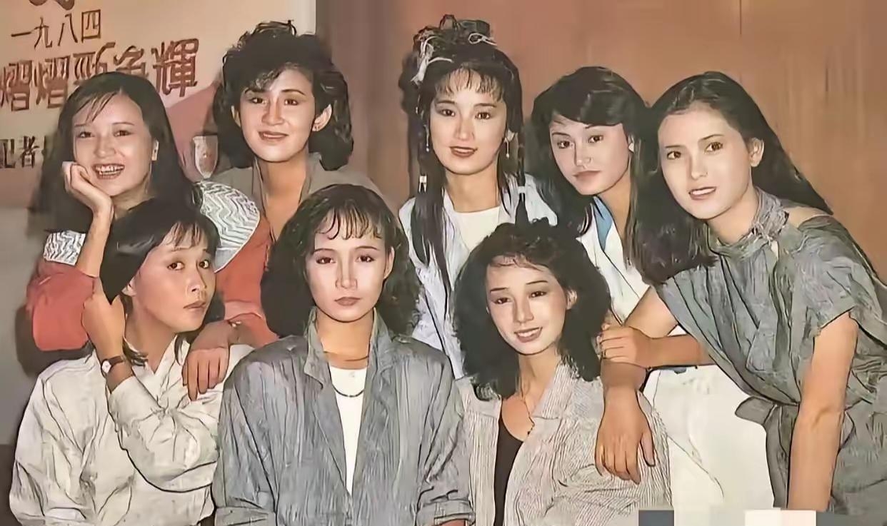 大家刷到这个事情了吗？最近不少人聊到早年刘嘉玲刚到香港时的状态，和本地成长的香港人气质差异很明显。

刚赴港的刘嘉玲，带着内地成长的生活痕迹，说话做事的状态和本地人格格不入，初到新环境难免显得拘谨。

上世纪八十年代的香港娱乐圈排外风气很重，外来艺人没有人脉根基，想混出头的阻力特别大。

刘嘉玲肯花