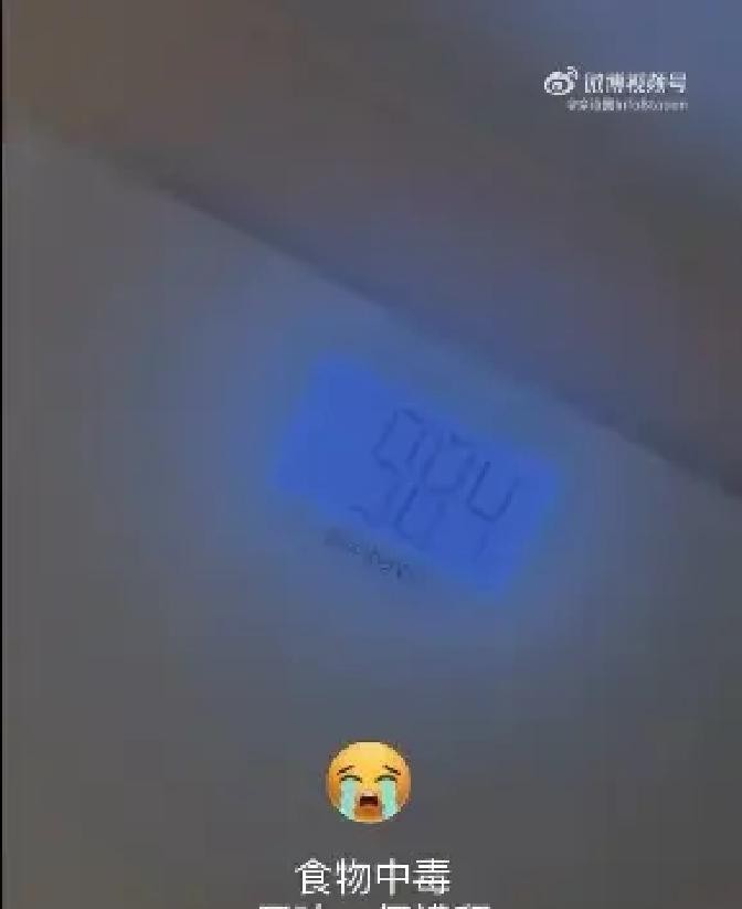 51岁刚拿四封视后，却因食物中毒拉肚整整一周，体重跌到89斤，这个数字背后是所有中年人都该看懂的信号
四封视后的奖杯还没捂热，秤面先亮了红灯。九个月前，佘诗曼凭《新闻女王2》成为TVB创台以来首位四封视后的女演员，全港唯一。九个月后，她在社交平台贴出一张体重截图，98.4磅，89.27斤，配文只有一