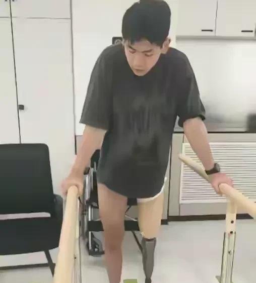 速度滑冰运动员王新睿截肢了，实在太可惜！这位十几岁的少年，曾是国内速滑赛道上一颗冉冉升起的新星，斩获过全国青年锦标赛团体冠军，早早便荣获运动健将的称号，正满怀憧憬地冲击更高水平的赛场。谁能料到，一次平常的日常训练碰撞，锋利的冰刀径直割裂了他腿部的血管神经，无情地粉碎了他驰骋冰场的梦想。历经六次大手术