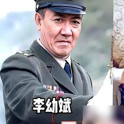 75岁，张艺谋又接了个大活，釜山电影节评委会主席，手头还压着《惊蛰无声》和《三体》。
别人这岁数早遛鸟下棋了，他还在片场连轴转，剧本会一开就是十几个小时。
团队说光《三体》就扒了四十多万条网友留言，一条条抠细节。
家里那位小31岁的陈婷，这些年基本隐形，只管把三个孩子和老人伺候明白。
老张负