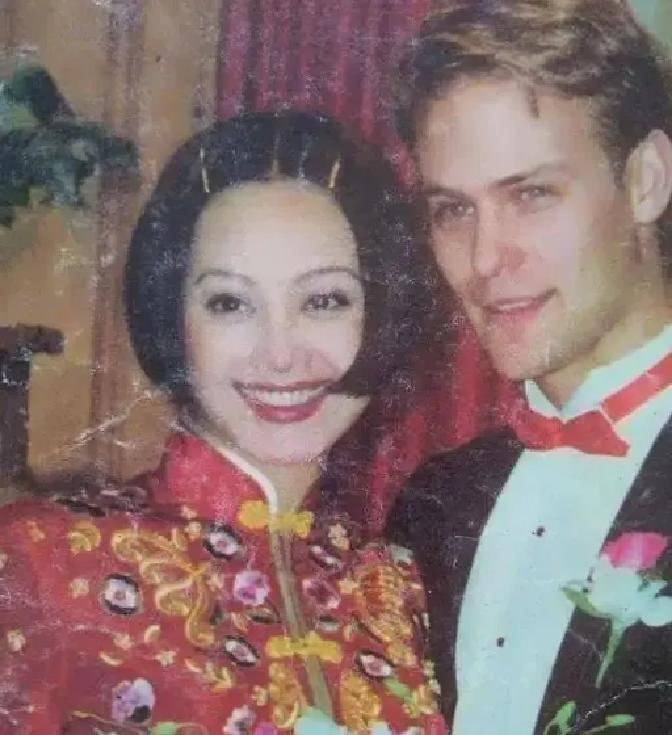1997年，宁静嫁给美国演员保罗，保罗的父母是农场主，非常大方地说：“想要什么尽管提。”结果宁静回答：“想要套房”。这让保罗的母亲受到了不小的惊吓。
 
客厅里安静了几秒。保罗轻轻碰了碰宁静的手臂，用中文低声说：“这里不兴这样。”
 
宁静看着他，又看看他母亲僵住的笑脸，明白了。她说：“谢谢，我刚开