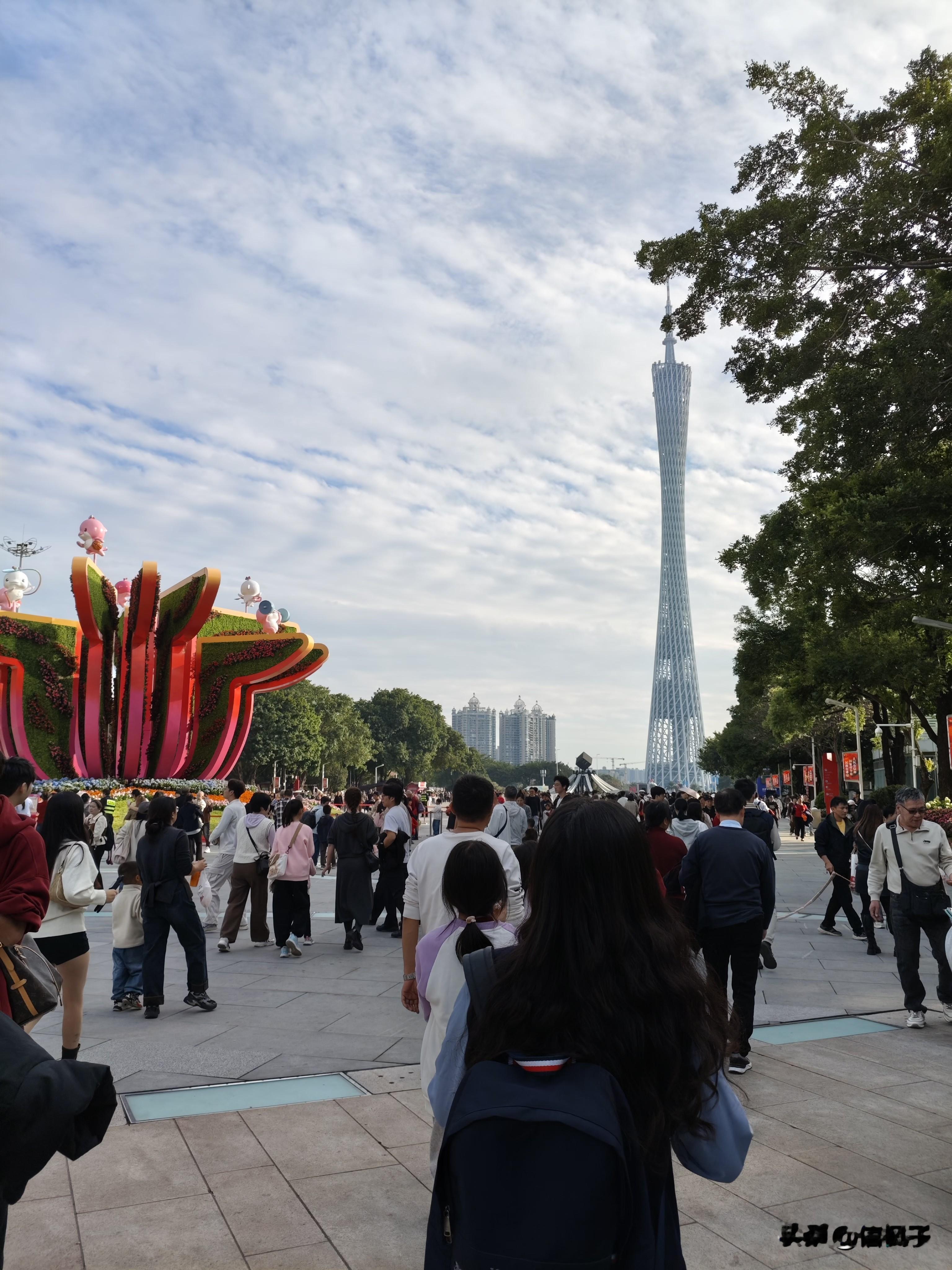 珠江新城是不是每天都这么多人，白天完全不逊色晚上的人流，晚上亮灯后夜景更漂亮！