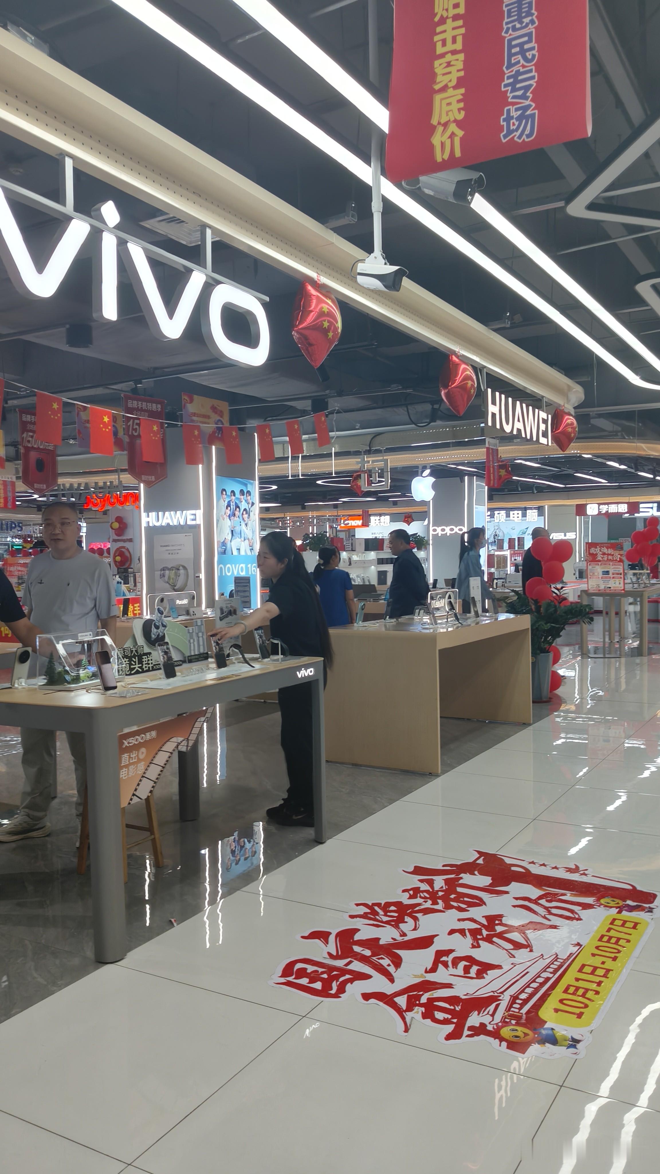 没出国补时，手机没见涨价，存储涨1000 他们直接涨3000元，这就是我们的国产品牌，支持国产的那些人呢，你们还支持国产吗？ 没事，涨吧！我不买[捂脸]涨价我就一分不花，感谢涨价的帮助我省钱，我现在有手机三个，用不完。@好热: 我真的特别好奇 到底是哪些人群 一天到晚没事干 天天换手机 比换姨妈巾还