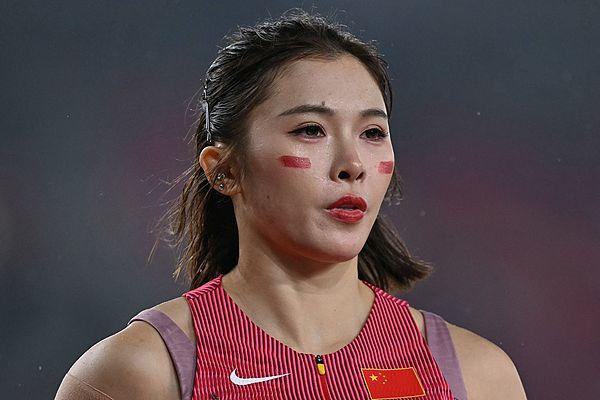 吴艳妮低调不是认怂，是现实太硬！12秒99对日本双姝12秒60，领奖台真悬了，她说“给我一点时间”

吴艳妮把调子降下来，不是突然变谦虚了，是账算明白了。

本赛季个人最好成绩：12秒99。这个数放在亚洲什么位置？日本的中岛瞳，12秒60；福部真子，12秒72；中国台北的张博雅，也排在她前面。预赛更