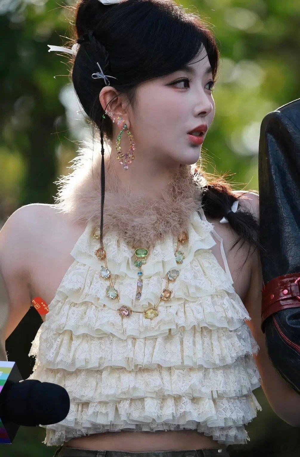雪儿现在真的长得有点吓人了 是不是微调太过了 ​