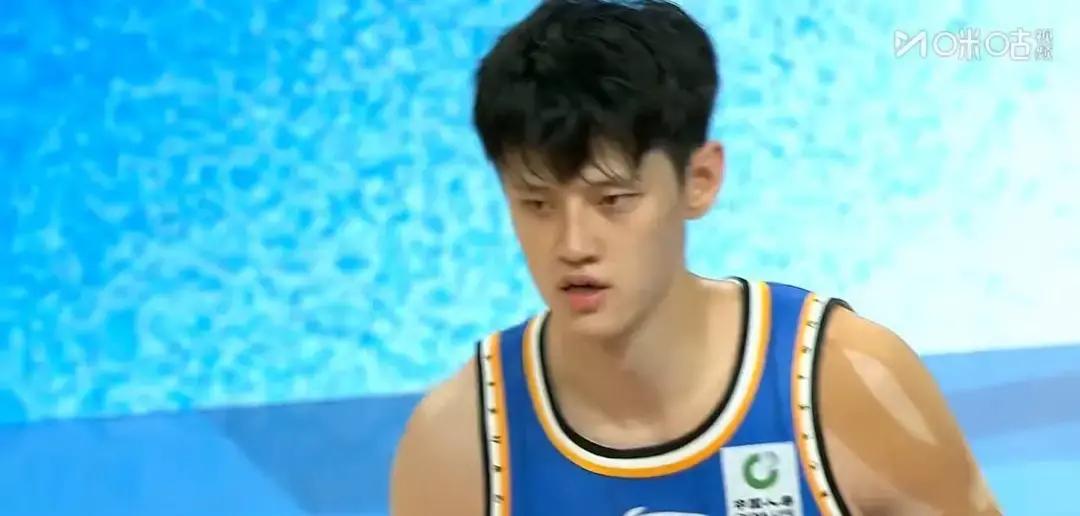 北京首钢主力周琦和赵睿加起来打了不到20分钟，深圳马可波罗就输掉了整整58分。
全场比分定格在62比120，最夸张的时候，分差居然被活生生拉到了62分。
半场打完才憋出29分，这哪像一支上赛季刚打进联赛四强的正经劲旅？简直是集体梦游。
顾全站在场边脸色铁青，眉头拧成一团，暂停叫了也是白叫，完全