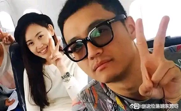 【十年后王宝强马蓉宋喆杨慧的现状】 2026年8月17号晚上，山东烟台，一个连招牌都快掉漆的大排档。啤酒瓶歪七扭八堆了一桌，一个反扣黑棒球帽、架着黑框眼镜、满胳膊花臂的男人正低头夹烟。 有人...（分享自 ​