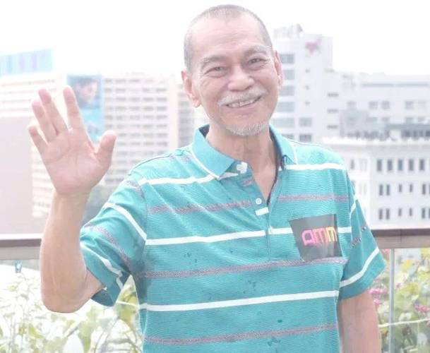 你见过真正的“侠客谢幕”吗？没有墓碑，不占方寸，骨灰撒向大海，转身便是天涯。邵氏功夫巨星陈观泰，用一场海葬，留给世界最后一个洒脱背影。
9月2日，这位曾凭《马永贞》火遍亚洲的武打明星，因突发脑出血在广东中山逝世，享年82岁。生前他留下遗愿：不立碑、不设灵位，把骨灰归于大海。9月18日，亲属在珠江口为