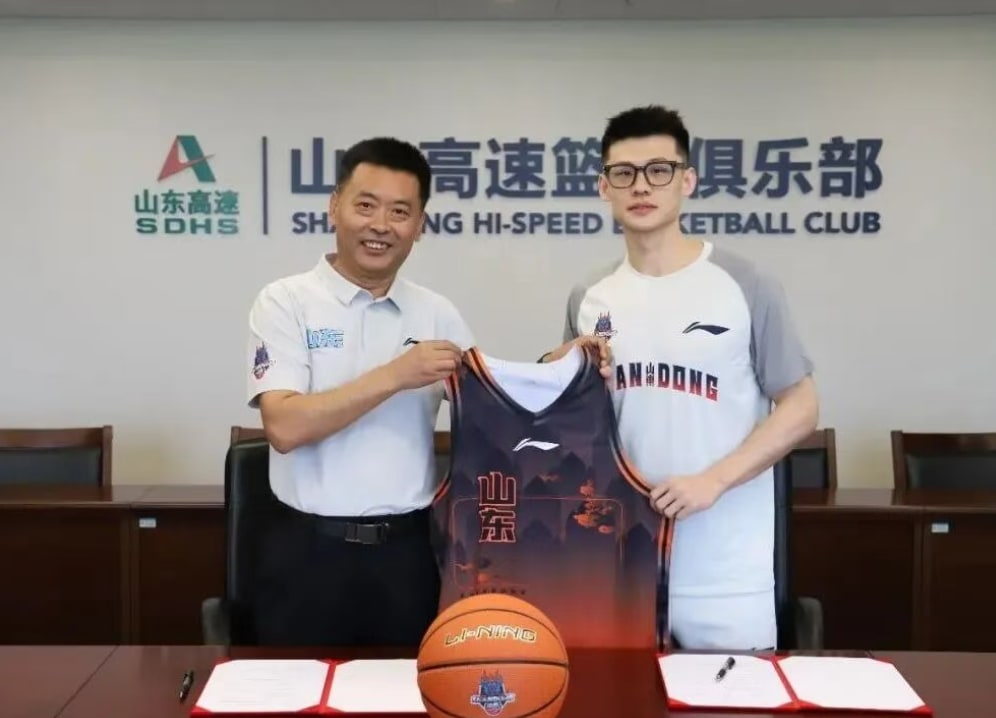 据鲁媒消息，回归家乡的王岚嵚和山东男篮签下一份4年长约。随着王岚嵚加盟，山东队阵容集齐三名CBA选秀状元外加一名选秀榜眼，阵容的天赋与学历都备受球迷讨论，球队后场得到关键补强 。
