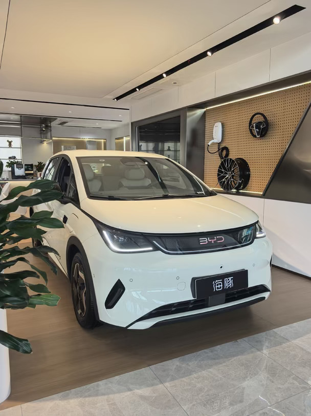✨26款比亚迪海豚｜10万内代步神车！女生闭眼冲🐬
展厅实拍奶呼呼白色海豚，颜值真的长在审美上！
海洋美学设计，圆润可爱的车身，大灯灵动，停车毫无压力，新手/女生代步首选。
📌核心亮点
✅车身小巧好开好停，城市穿梭、小区窄车位轻松入库
✅刀片电池安全可靠，CLTC续航420km，日常通勤一周充一次电
✅车内空间惊喜！别看外观不大，后排坐成年人不挤，储物格超多，包包水杯都有地方放
✅支持快充+慢充，出门逛街顺便补能，家用充电桩也适配
✅DiPilot辅助驾驶，自适应巡航、车道保持，跑高架轻松很多
✅座椅舒服，自带空调出风口，手机无线充电，细节拉满
💰预算8-10万，想买纯电代步小车
上下班通勤、接送孩子、周末逛超市，一台海豚全部搞定！
养车成本极低，电费几毛钱一公里，真香💯
#26款比亚迪海豚 #比亚迪海豚 #女生代步车 #新能源代步车 #买车攻略 #海狮08科技旗舰