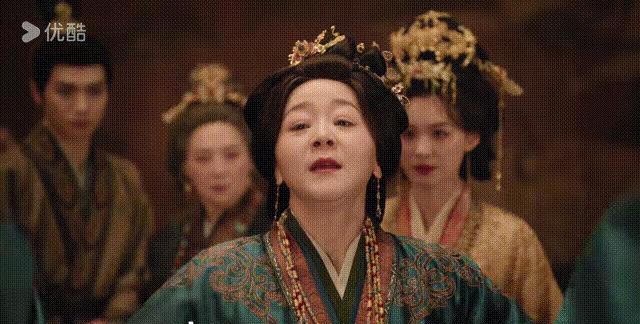 2026年10月，《嫁金钗》第16集播出。王一楠演的大伯母郭虞凤在毒酒局摊牌，4分38秒一镜到底，说完“救我一命，是害我一生”之后甩手离场。同一时间，有人在菜市场拍到她：戏服没换，头上珠翠没摘，手里拎着装菌子的塑料袋，站在菜摊前跟摊主闲聊。
这段画面和剧里的郭虞凤放在一起看，观众的反应很直接。一个在