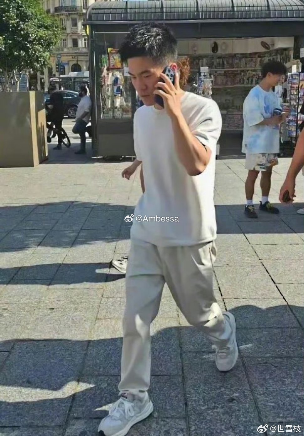董宇辉在巴黎还是用苹果，不管把华为说的有多好，那只是带货。 ​​​