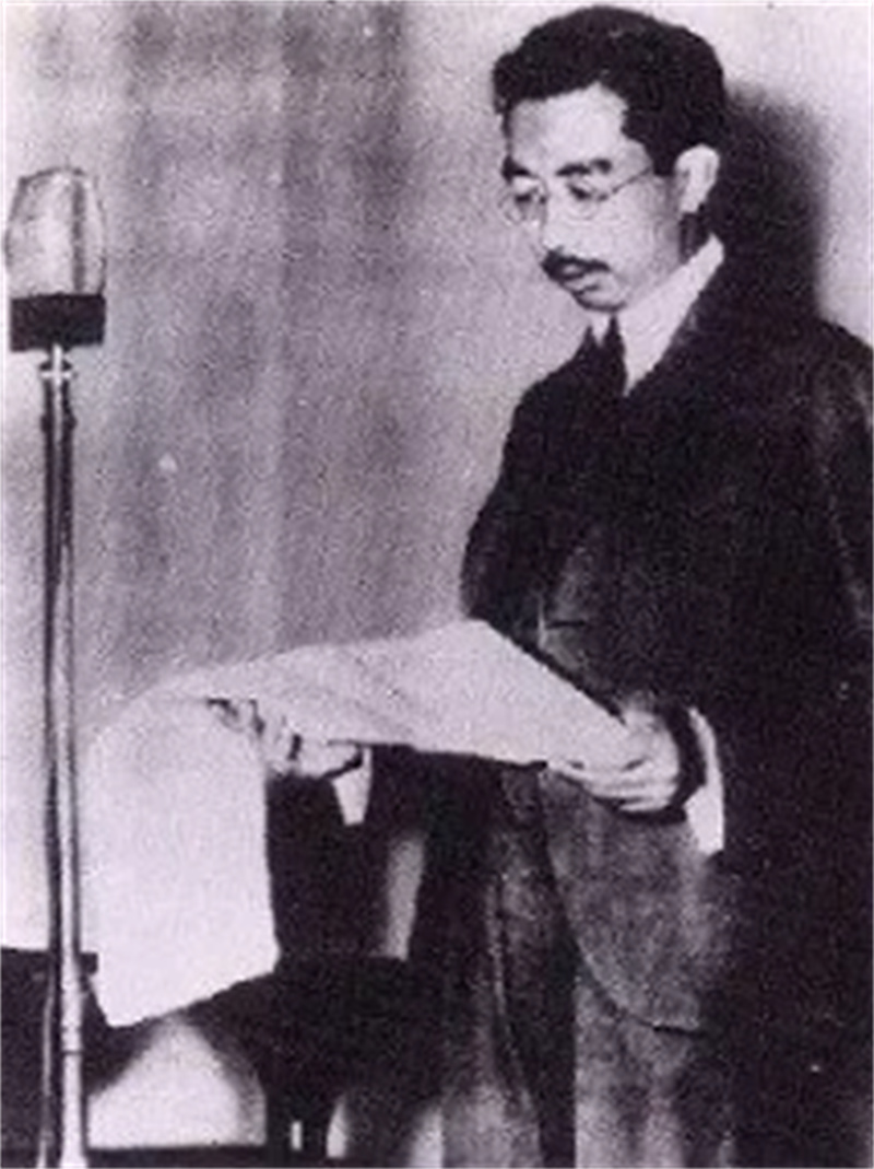 1945年8月15日，正午。裕仁天皇的声音通过收音机传遍日本列岛。日本，投降了。在中国东北——当时叫&
