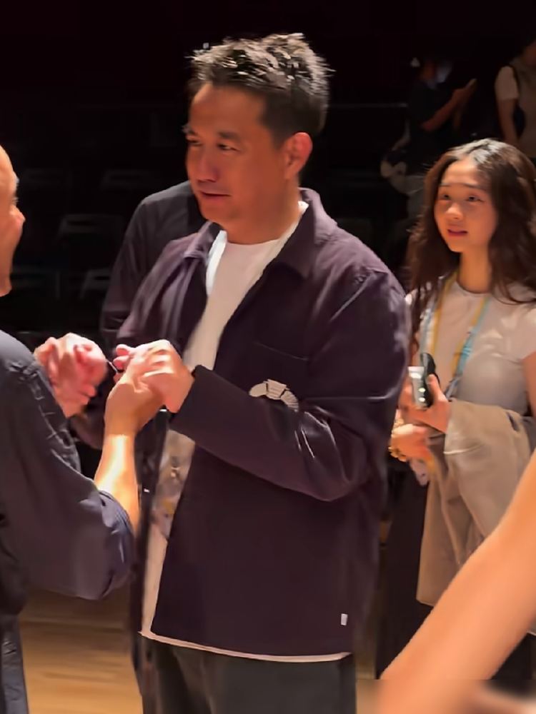黄多多回国的第一站，直接扎进了乌镇戏剧节，被一堆人围着拍。生图里她披着头发，安安静静站着，跟孙莉年轻时几乎一个模子刻出来的。最扎眼的是她跟几个外国人聊天，一口英文溜得跟母语似的，一点不怵场，旁边路人都看愣了。
有人扒出她在纽约大学的课表，艺术相关课程排得满满当当，这次过来也不像单纯凑热闹，更像是带