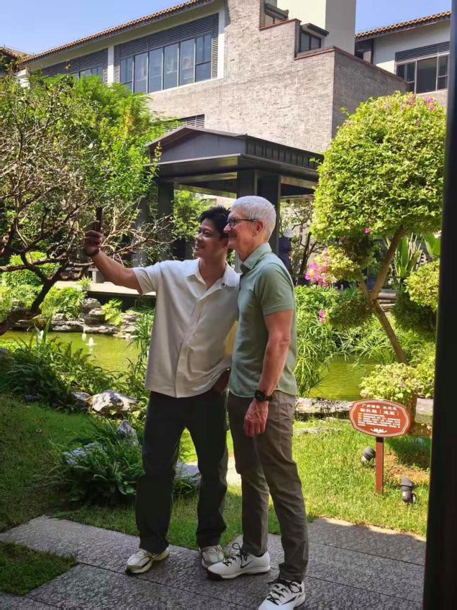 库克和苏炳添在广州喝早茶
 
2026年10月11日，刚刚卸任苹果公司CEO、担任苹果执行董事长的蒂姆·库克开启卸任之后首次中国之行，首站落地广州，在“亚洲飞人”苏炳添的陪同下，来到西关荔枝湾畔的广州酒家龙津西路门店，体验地道广府“一盅两件”的早茶文化，这一场跨界同框，很快就刷屏了国内社交平台 。