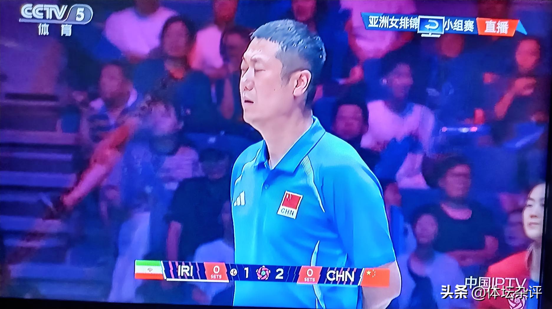 ①首先，中国女排还没有找到真正具备世界巅峰级别的教练。现在的教练，没有把中国女排带到重回世界巅峰的能力。

②，现在女排核心力量不足，队员都很年轻，非常缺乏世界大赛经验。整体状态处在遇弱则强，遇强则弱的状态