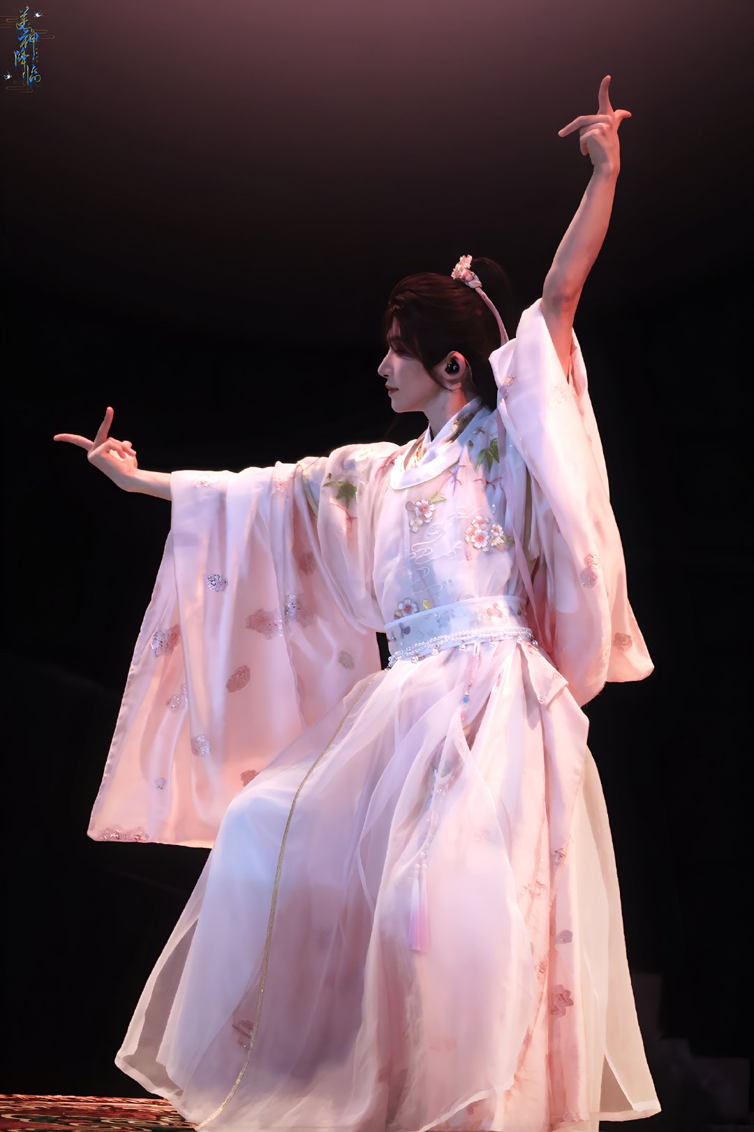 #刘宇杭州演唱会# 💙#刘宇2026宇宙诗人# 

花下惊鸿舞🌸

​​​