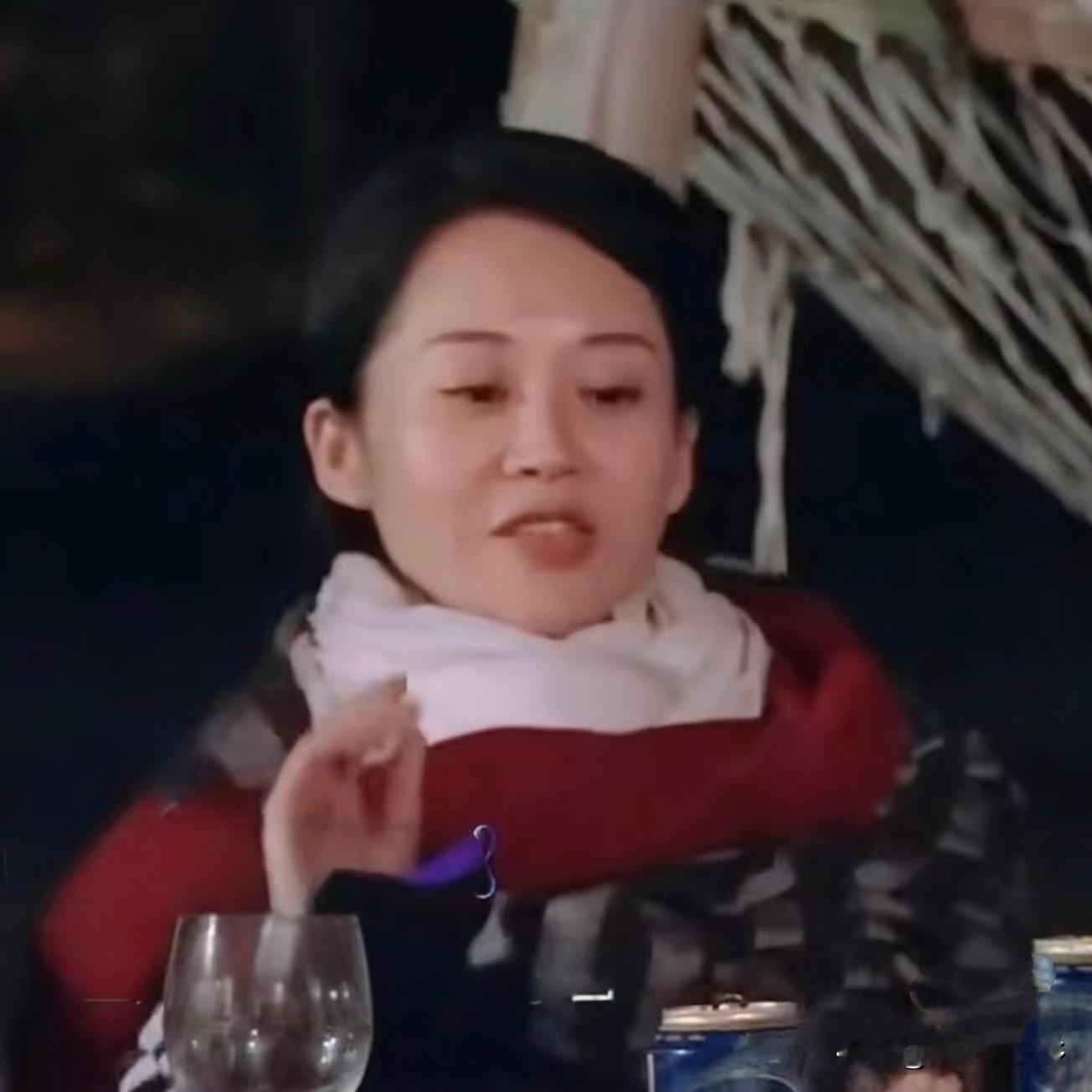宁静这一直播，
炸出了花少2里最犟的一个人，
当然不是毛阿敏，而是
许晴！

感觉花少2里，关系搞得最僵的可能就是许晴了。

她前期跟爽走得近，后来闹掰，爽后面几次主动示好，她基本没接；宁静主动找她搭话，她也经常冷处理。

反倒毛阿敏一直跟她捆着，陈意涵属于不冷不热，两个男生也没什么冲突。

再看宁