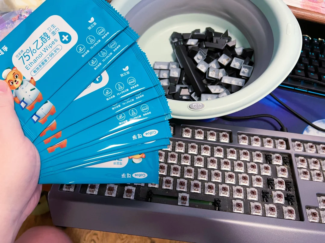 今儿天气不错，清洗一波键盘，戴尔这款外星人键盘是我买的第一款千元键盘，很喜欢这款