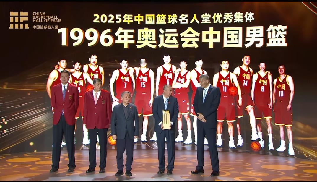 宫鲁鸣拿到了名人堂的优秀团队奖，但是他把这份功劳归功于前任教练蒋兴权和...