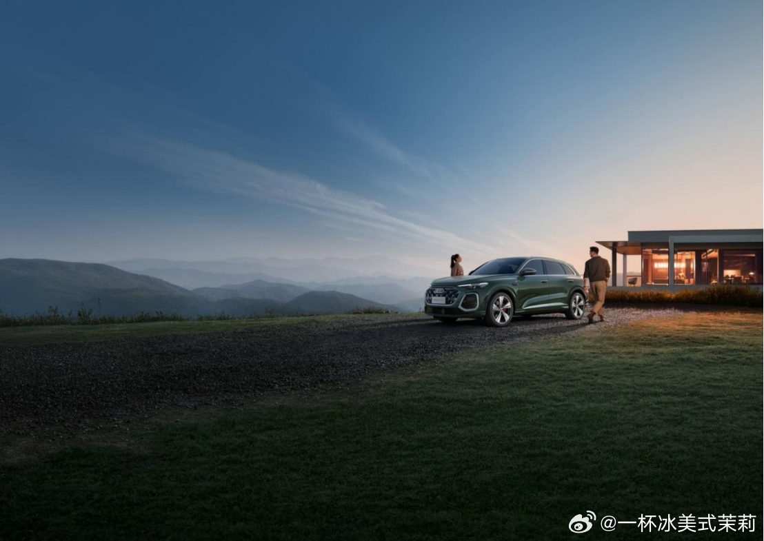 尾灯竟会“喊话”后车，全新奥迪Q5L夜路保命神器
‌
晚上停路边最怕后车贴着屁股上来😰，按喇叭太冲，其实灯比喇叭体面得多。这次看到一套会跟周围沟通的尾灯，思路挺新鲜💡。
全新奥迪Q5L的龙鳞水韵OLED尾灯有266个独立发光单元，每一个都能单独控制。后车快速接近时，尾灯会自动显示三角警告标志 ​