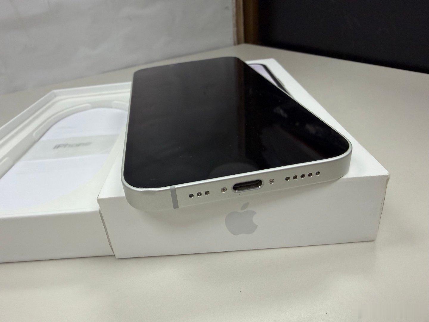 iPhone17e白色256g，国行原装机器97新，电池效率100%，全国联保27年4月20日，单卡➕双esim，3480 ​