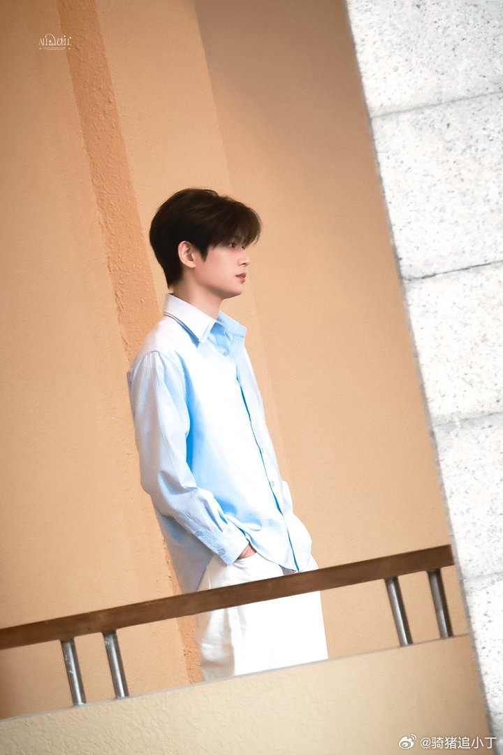 #丁禹兮爱在无尽夏# dyx #丁禹兮沈言#

沈言的心动无声却渗得深。他身上有种被时光打磨过的温润，不烫不刺眼，但你会发现，在你以为只有自己的夜晚，他一直在那里。
丁禹兮司宫令｜丁禹兮赵皑｜赵皑｜丁禹兮南部档案｜丁禹兮张海虾｜张海虾｜丁禹兮张海侠｜张海侠｜丁禹兮花开锦绣｜丁禹兮赵凌 ​