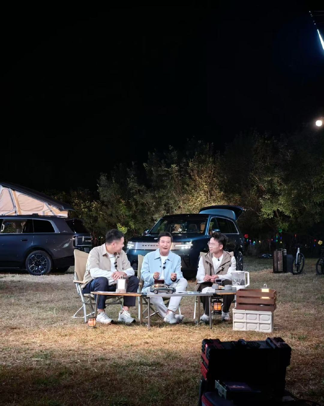 【#雷军回应猛踹机器人#】#雷军回应宇树踹机器人#9月21日，小米创办人、董事长兼CEO 和博主“说车的阿飞”在社交平台上开启直播。雷军在直播中辟谣宇树上市自己打新赚了100多亿，还回应了此前脚踹机器人，雷军表示：“它平衡性真的挺好的。”

9月14日，小米雷军到访宇树科技，宇树科技创始人王 ​