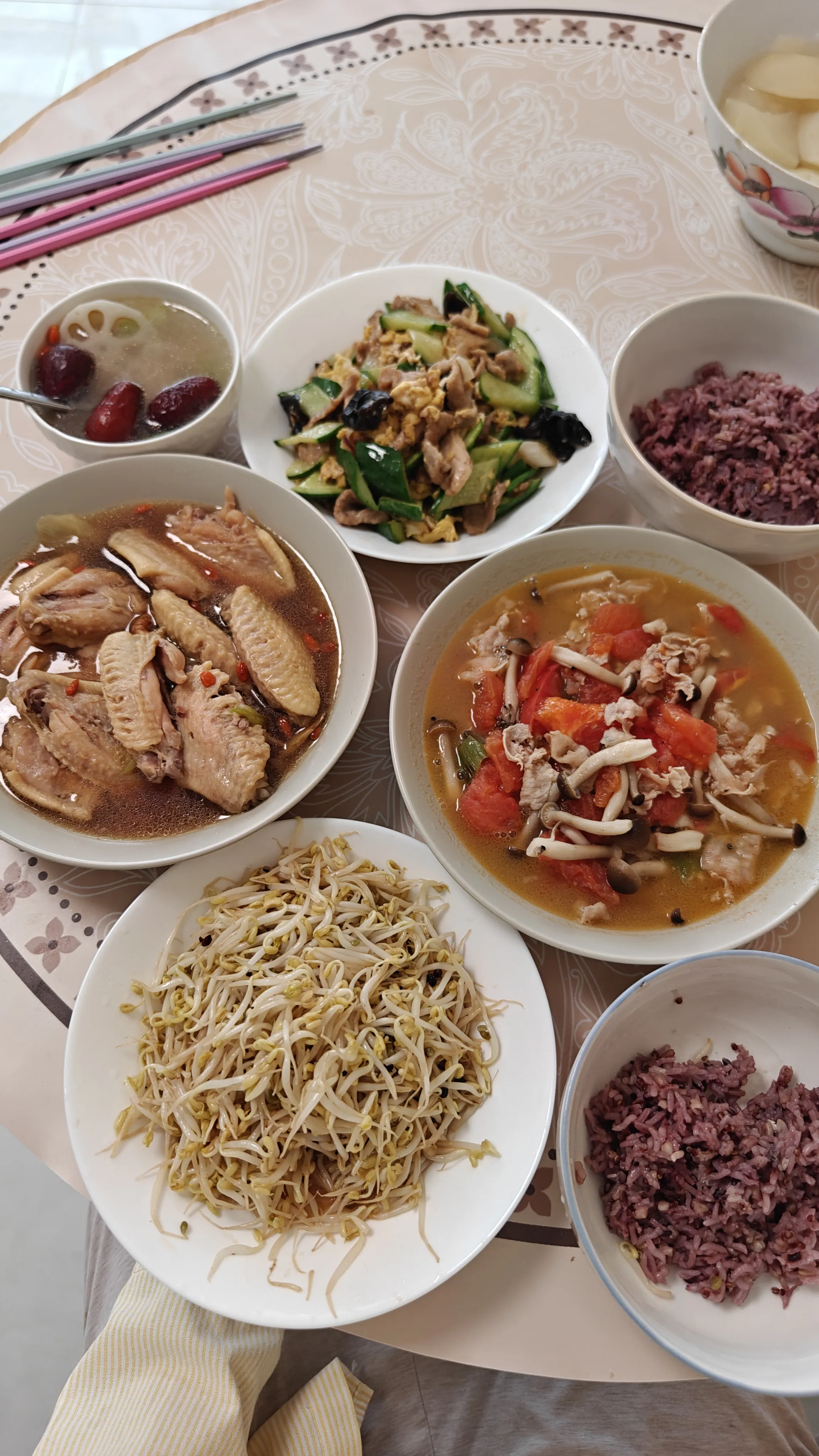 昨天给闺女们做了四菜一汤。

木须肉、炖鸡翅、番茄蘑菇烧牛肉，还有她们爱吃的清炒