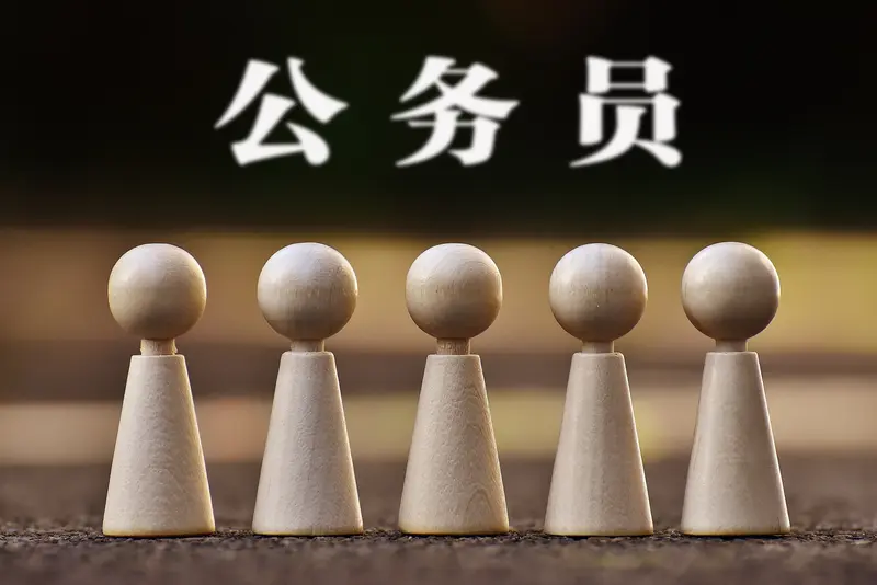 体制内公认的三个铁饭碗
公务员，行政编制，稳定性天花板，工作体面，社会考试竞争激烈。
其次，事业编性价比之选。稳定性高，职称晋升，涨薪快，技术型人才最优解。
第三，国企企业编制，高薪潜力股，稳定性略逊一筹，但是能够追求高薪，提高竞争力铁饭碗岗位推荐 铁饭碗待遇