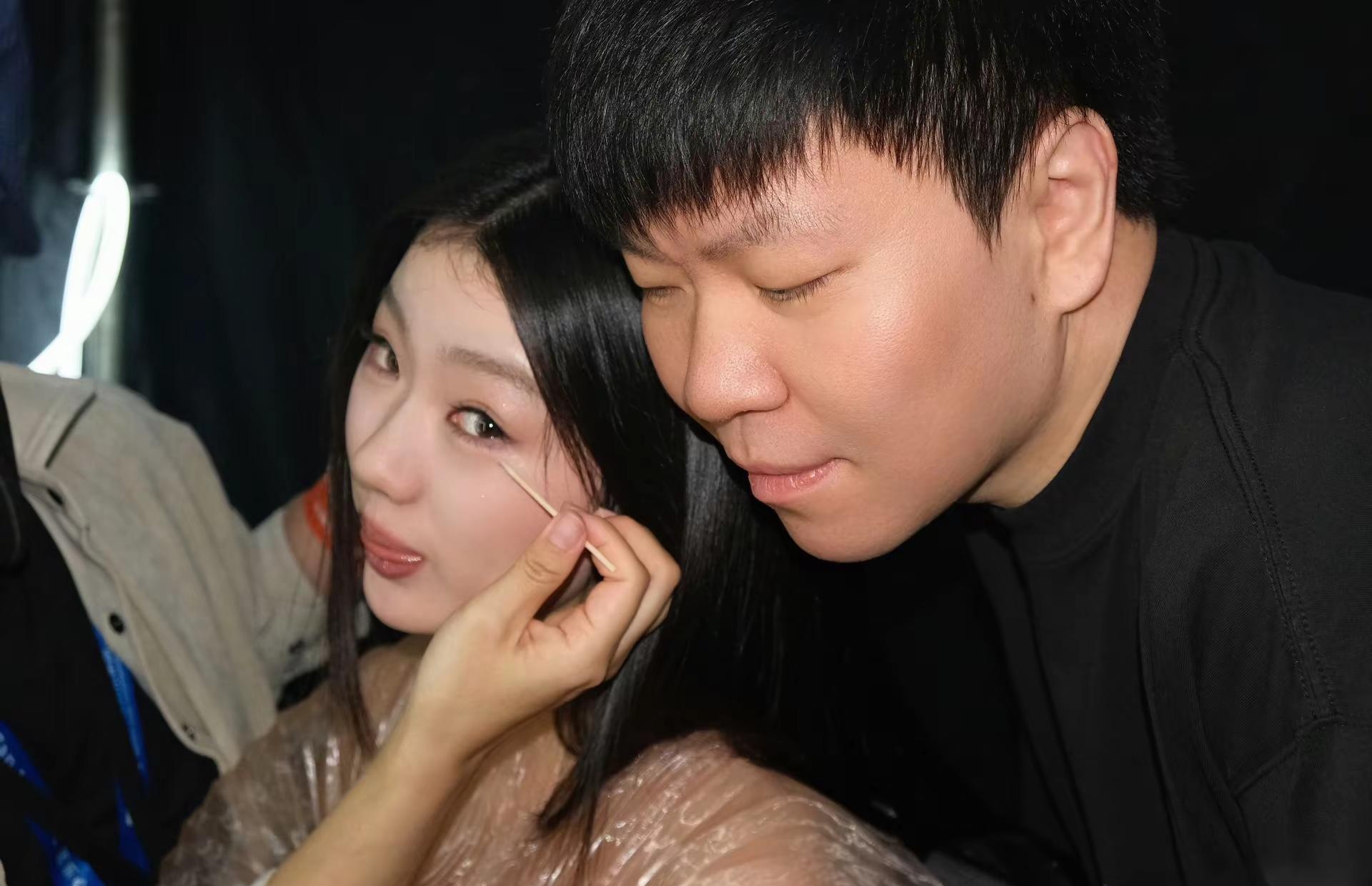 恭喜单依纯二封年度最佳内地女歌手「有恨生长，就有爱流亡为我爱上这淬火的声音再也难辜负自己」有爱，有音乐，真美好啊！#单依纯 #单依纯年度最佳内地女歌手 #TMEA腾讯音乐娱乐盛典 #单依纯LAVA