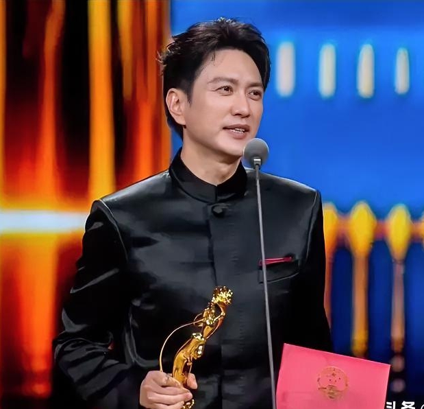 属实有点好笑！
王仁君拿下飞天最佳男演员，

本来是件值得祝贺的大事，点开评论区一看，大家聊得最多的，居然是《知否》里那句经典台词：我儿向来方正。
 
凭借《浴血荣光》，王仁君拿下飞天视帝，演技得到行业最高奖项认可。可网友们瞬间梦回知否，想起他饰演的盛长柏。戏里大娘子一句“我儿向来方正”，如今戏外长