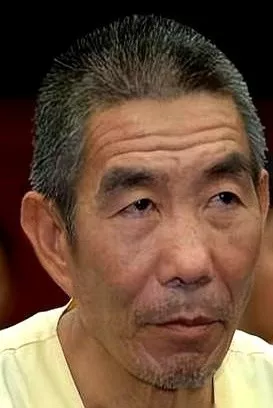 张永明这个人，十九岁就杀了人，被判死缓，蹲了二十多年监狱，97 年放出来。他回到村里，谁也没想到他还能再杀人。这个时间差，就是从他出狱到再次作案那几年。

张永明这个人，1956年出生，云南晋宁县晋城镇南门村人。1974年，他刚满十八，按村里虚岁算十九。那一年他头一回杀人，起因就是几句口角，年轻人火