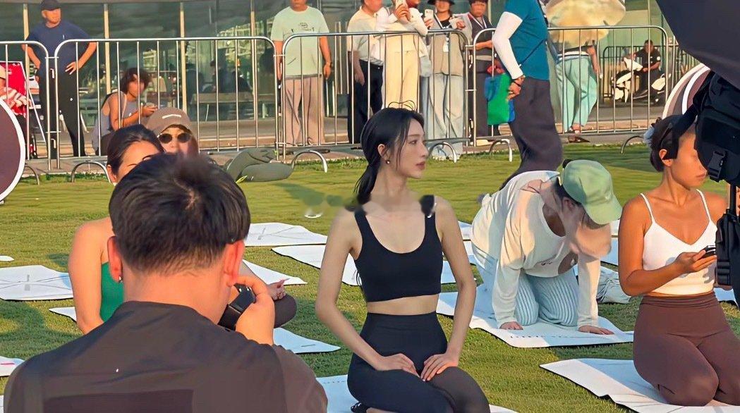 张俪上瑜伽课，真是人群中最白最吸引人目光的女性，不愧是明星。 ​