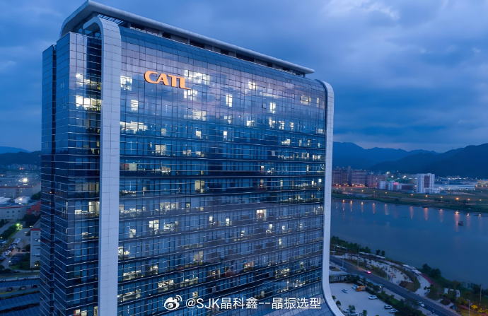 宁德时代前三季度净赚645亿元，平均每天赚2.35亿元！这赚钱能力真猛！😂
但第三季度营收增长58.6%，净利润却只增长14.5%，说明生意做大了，利润却没跟上。
同时新能源车企自研电池，不一定是要把宁德时代踢出去，而是想把主动权握在自己手里。自己定标准、多找几家供应商，甚至自己造电池，说到底就 ​