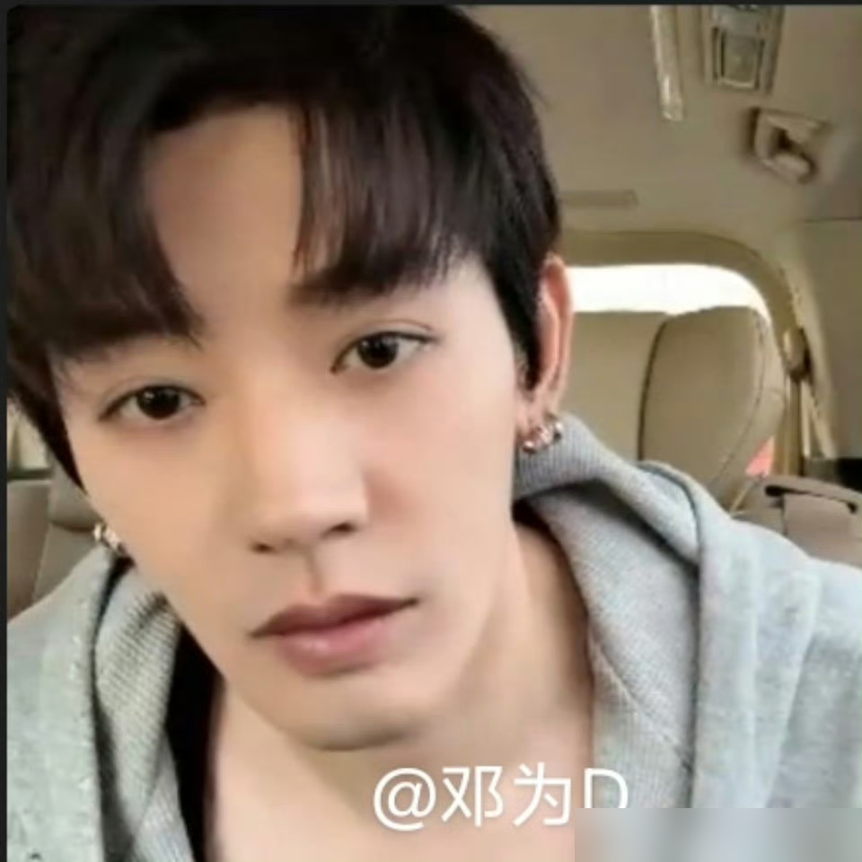 殷桃直播里直接认了，说那两天就是发自内心嫌弃邓为。邓为当场委屈上了，追着问自己有没有少年感，还对着镜头比心连喊五遍爱你姐姐。这俩人一个不装前辈，一个不端帅哥架子。亚马逊雨林那么苦的地儿，一个敢说嫌弃，一个敢当面撒娇。殷桃夸他眼神温柔笃定，邓为就接我不是挑刺儿，我是在给你撒娇。互怼完又互夸，谁也不端着