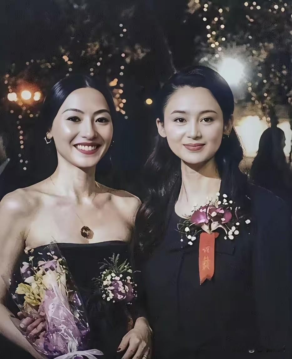 陈红、张柏芝双美同框，这一细节为她加分

娱乐圈的经典同框总是耐人寻味，陈红与张柏芝在一次活动上的合影，便是这样一张被反复品味、讨论的“名场面”。两位以美貌著称的影星——
张柏芝的美，是上天赐予的礼物，精致如雕刻，充满青春的不羁与灵动的神采。
陈红精致的五官、优越的骨相与皮相结合，无一不透露着中式大