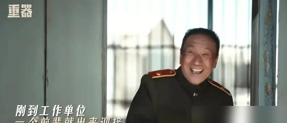 《重器》播了，最扎眼的不是剧情，是片酬。

我在影视圈做后勤快二十年，这点事儿见得多了但每次撞见还是堵得慌。于和伟、吴越、丁勇岱这些老戏骨进组从来都是轻车简从，连助理都只带一个，拍大夜戏熬到凌晨三点也没半句额外要求，李雪健老师耳背那段我当时就在片场，人家提前三天就把所有对手戏的台词全背熟了，就怕接戏