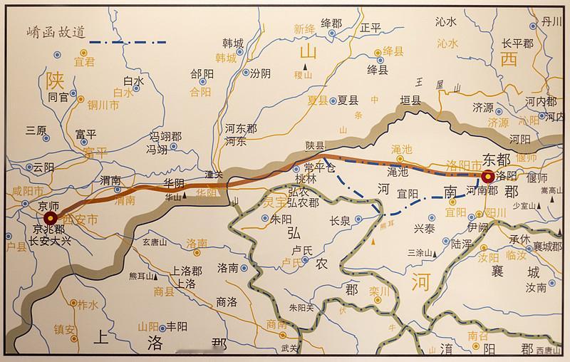 很多人以为东汉西汉是按都城的东西方位硬分的，其实没那么简单。
刘邦定都长安，在西边，国祚210年，后来王莽篡权把西汉的链条掐断了。之后刘秀起兵夺回天下，没再回长安，反而定都东边的洛阳，后世史学家为了区分这两个都叫“汉”的政权，就按都城的相对位置，给安上了西汉、东汉的叫法。
而且这两个“汉”中间还隔了