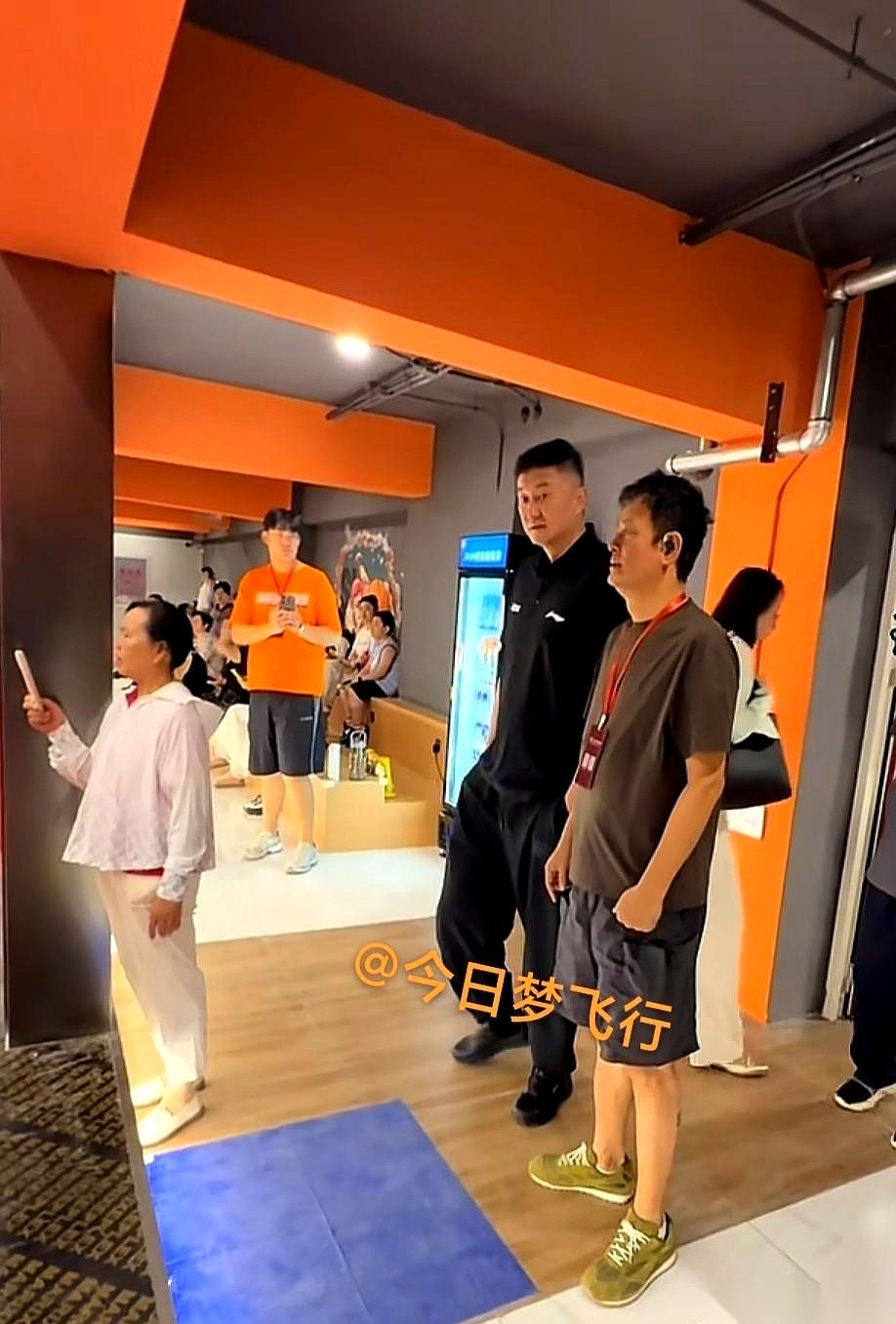昨天下午，一架飞抵新疆的航班刚落地，广东队总教练杜锋没往家里走，一转头，直接杀进了乌鲁木齐宏大广场的DF篮球俱乐部。
眼下正是CBA的夏休期。别人正忙着度假、带娃、满世界溜达，杜锋倒好，休赛期的第一趟回乡，硬生生过成了“出差”。
其实这趟行程，早就该兑现了。
时间往回倒推一个多月。原本在7月11日，