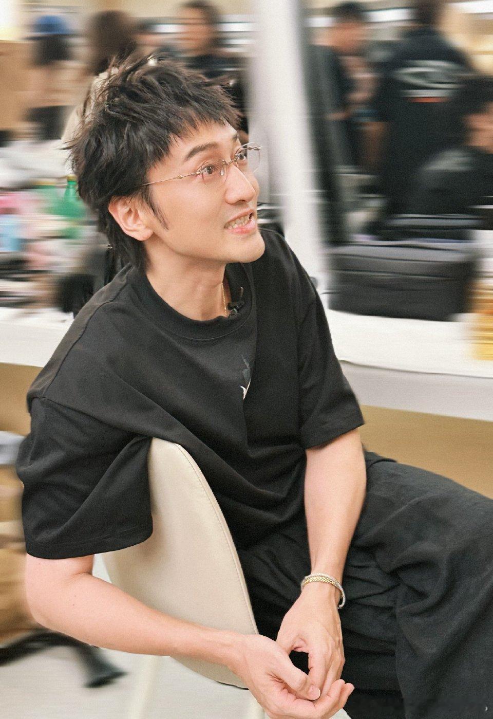 #王传君[超话]##王传君被张卓尔高音震撼到了##王传君跳爱的主打歌#披荆斩棘的后台花絮太有意思，张卓尔的高音实力征服众人，王传君跟着旋律舞动，解锁不一样的唱跳模样#披荆斩棘# ​