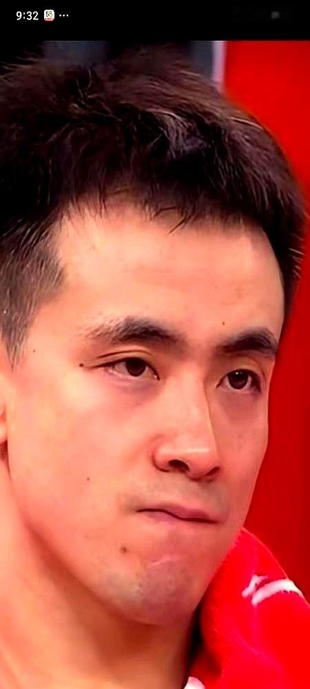 山东男篮这赛季，真是让人又爱又心疼。  高诗岩膝盖韧带轻度撕裂，打着封...