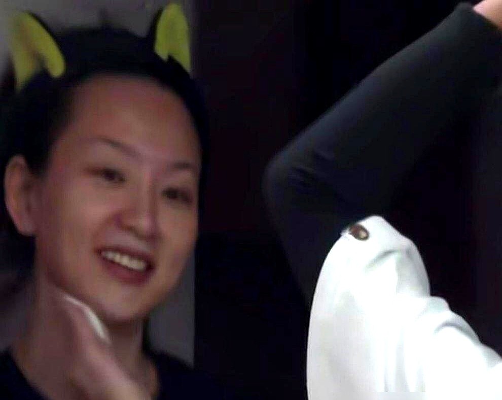 周笔畅坐那儿不敢吭声，活像被班主任逮住的学生。对面是直接飙方言的吉克隽逸：“你眼睛老发炎不知道啊？卸妆油不用，拿水糊弄谁呢？”

起因就因为卸妆。周笔畅倒点卸妆水往脸上糊两下就算完事。镜头怼着拍，吉克隽逸当场炸了。看那肉疼的表情，网友全看明白了：这是真急眼，绝对没剧本。

比起天天夸你素颜好看的塑料