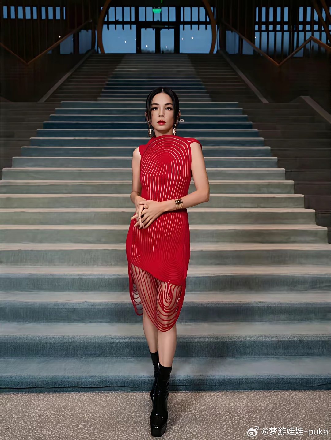 同样一件衣服，陈嘉桦、莫文蔚，容祖儿三位来穿，每个人穿出的感觉差别挺大。你觉得谁穿的更好看？ ​