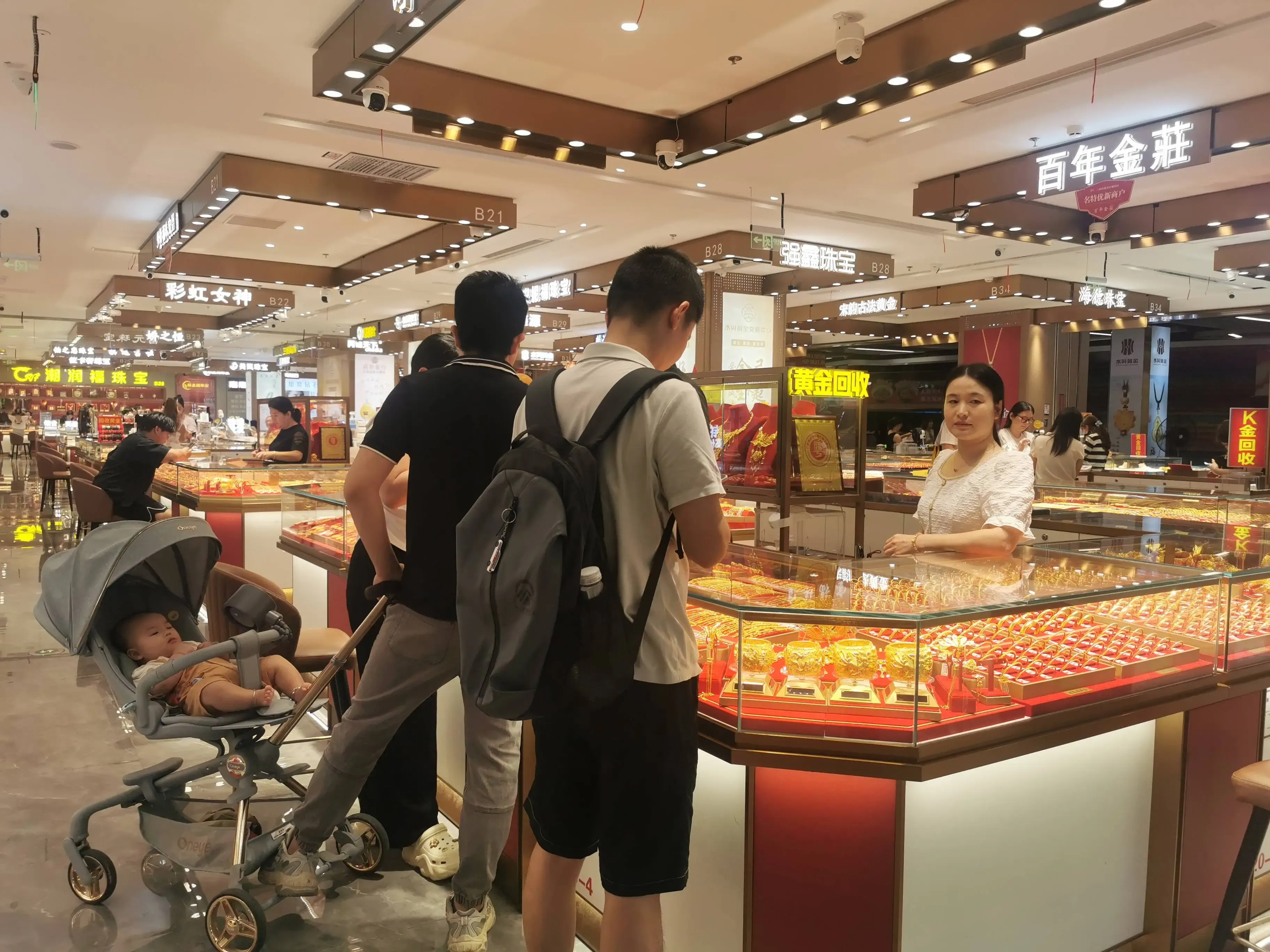 国内金价突破千元大关！

沪金主力合约站上1002元/克，伦敦现货金触及4659