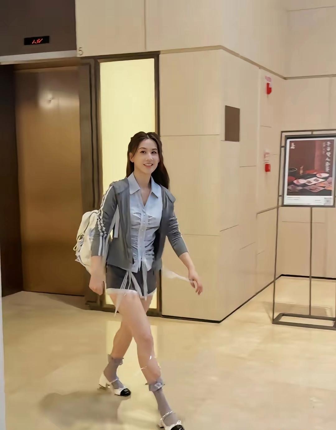 脱离束缚后的黄圣依，气质完全不一样了！

一身浅灰休闲套装清爽灵动，笑容明媚，看着像在校女大学生，很难相信已经四十多岁。

走出过往婚姻之后，她越来越舒展自信，状态肉眼可见变好。

人生什么时候重新出发都不晚，好好做自己，自有光芒。