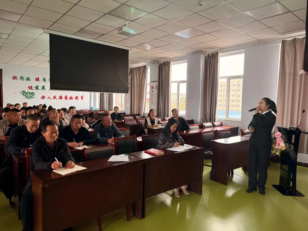 【检教携手 筑牢校园反欺凌防护网】
为进一步夯实校园未成年人保护工作防线，落实“一号检察建议”，近日，察右后旗检察院开展“检教携手筑牢校园反欺凌防护网”主题宣讲活动，面向全体班主任、责任教师开展学生欺凌认定、处置与预防专题法治宣讲。
宣讲结合检察办案实践，围绕学生欺凌法律界定、行为 ​